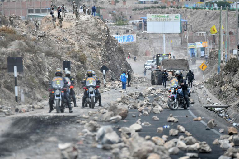  Un trabajador utiliza maquinaria pesada para despejar la carretera bloqueada por los alborotadores en el kilómetro 16 de la carretera Arequipa - Puno en el distrito de Yura, Perú, el 15 de diciembre de 2022, tras la declaración del Estado de Emergencia nacional. 