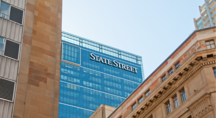 A photo of the State Street logo on a skyscraper