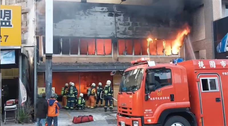 桃園市八德區知名火鍋店「將進酒頂級麻辣鍋」清晨竄火舌，建物整棟燒毀。（圖／翻攝自《記者爆料網》）