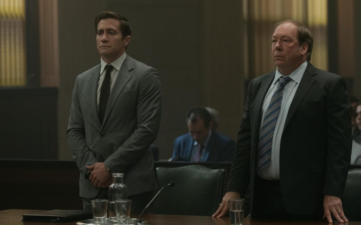 Jake Gyllenhaal as Rusty and Bill Camp as Raymond Horgan in Presumed Innocent