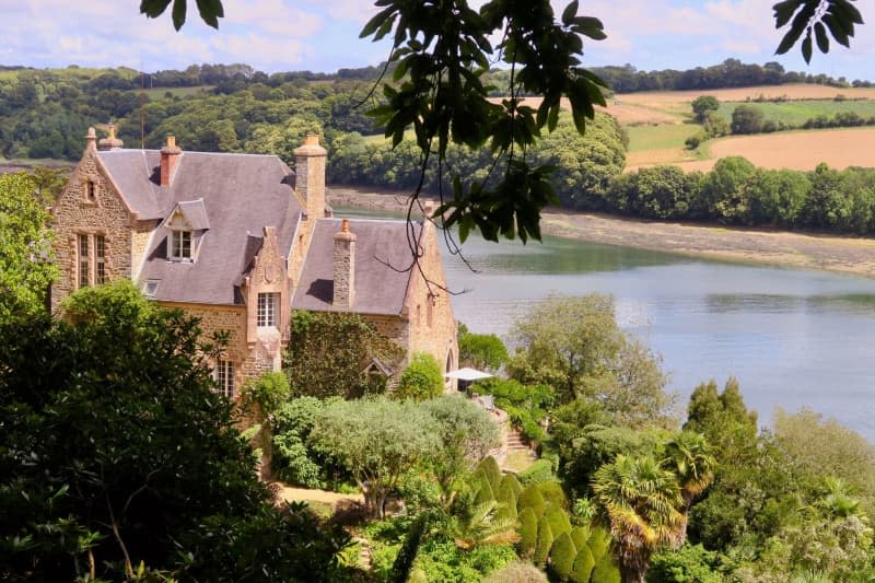 Le Kestellic's garden offers beautiful views of the picturesque bay of the Jaudy River.  Daniela David/dpa