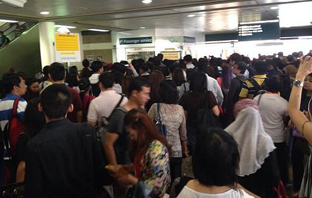 The commuter situation at Sembawang MRT station on Monday morning's North-South Line disruption. (Photo courtesy of Twitter user @_shinekoh)