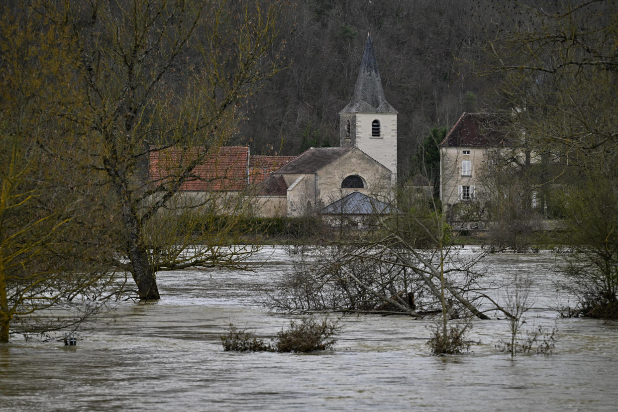 Prise le 2 avril, cette photo illustre l’impressionnante montée des eaux sur la rivière Armançon, à Aisy-sur-Armançon, dans le centre-est de la France.
