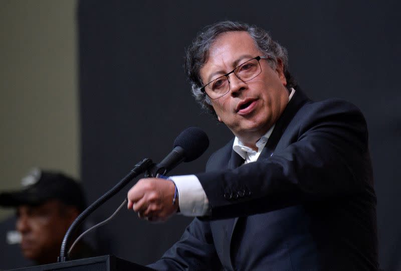 Foto de archivo. El presidente de Colombia, Gustavo Petro, habla en un avento con los negociadores de paz de la guerrilla del Ejército de Liberación Nacional (ELN) en Bogotá