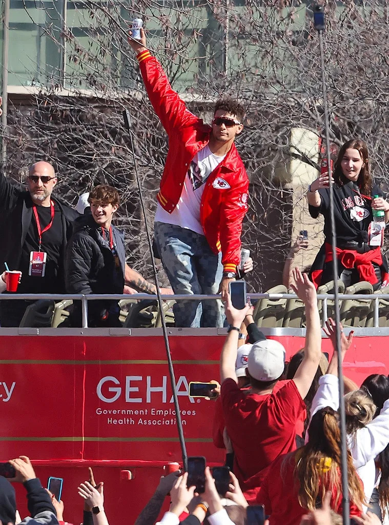 <p><strong>Patrick Mahomes holds up his beer</strong></p>