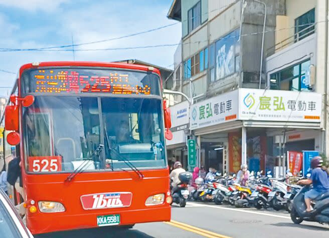 台中市公車525路線早上尖峰時段原本為大巴，近日突然改為中巴惹民怨。（陳淑娥攝）