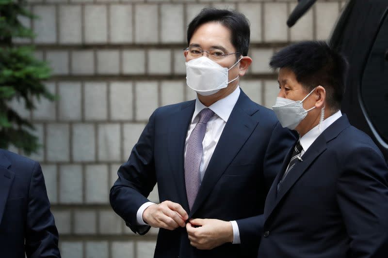 Samsung Group heir Jay Y. Lee arrives for a court hearing to review a detention warrant request against him at the Seoul Central District Court in Seoul