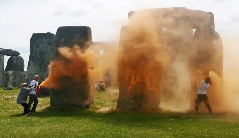 Kurz vor dem Sommersonnenwendenfest mit tausenden Teilnehmern haben Klimaaktivisten eine Farbpulver-Attacke auf das weltberühmte Steinzeit-Monument Stonehenge im Südwesten Englands verübt. (Handout)