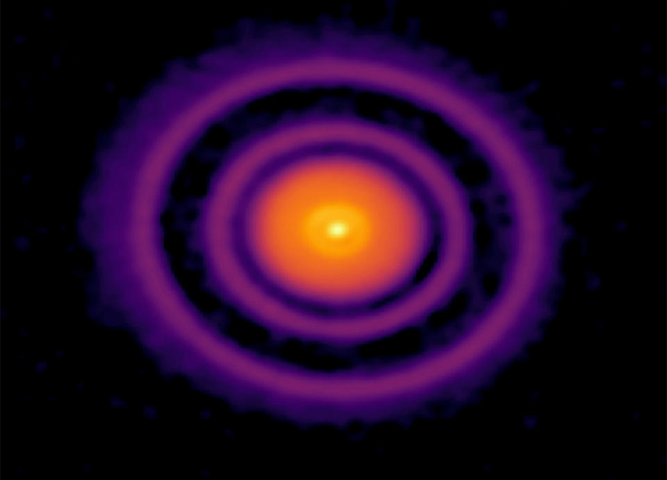 Una imagen obtenida de AS 209, una estrella que apenas tiene 1,5 millones de años, por medio de datos del radiotelescopio del ALMA en Chile. (ALMA/Observatorio Europeo Austral/Observatorio Astronómico Nacional de Japón/Observatorio Nacional de Radioastronomía/A. Sierra vía The New York Times)