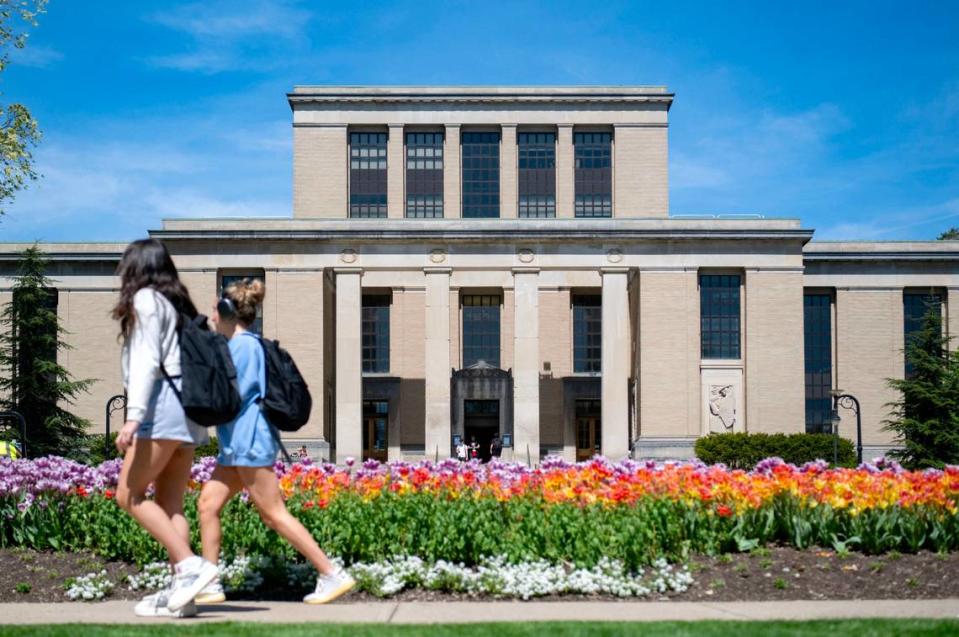 Lalelele înfloresc în fața bibliotecii în timp ce studenții trec pe lângă săptămâna finală din Penn State, miercuri, 1 mai 2024.