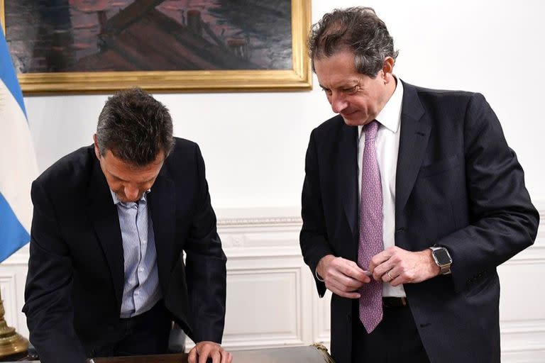 Massa y Pesce, durante la firma de las planchas