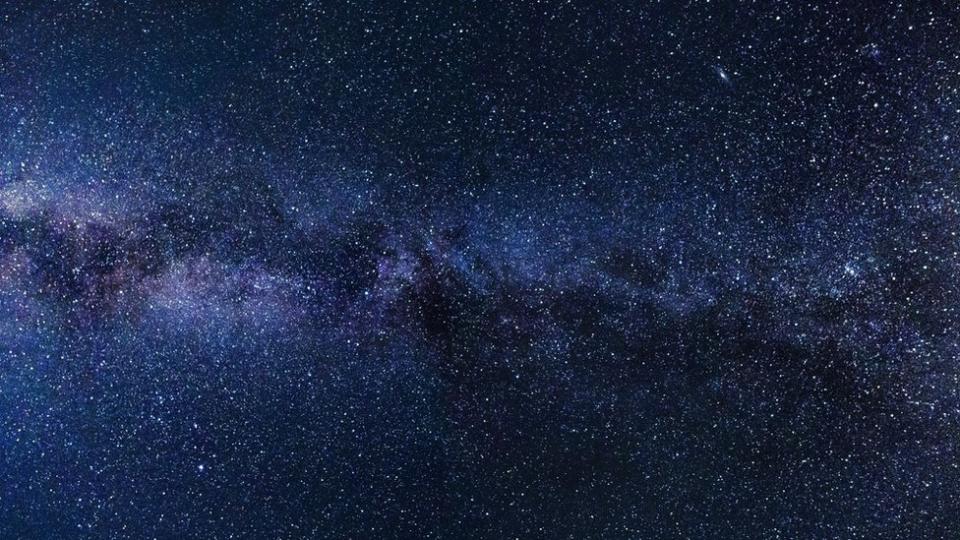 Lage hoekmening van sterren aan de nachtelijke hemel