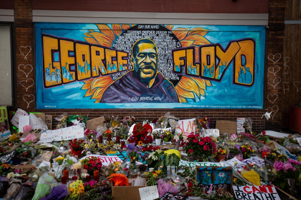 Un mural en Los Ángeles en homenaje a George Floyd. La muerte de Floyd a manos de policías en Minnesota ha catalizado enormes manifestaciones en EEUU y desatado un hondo reclamo contra el racismo y la injusticia estructurales. (Getty Images)