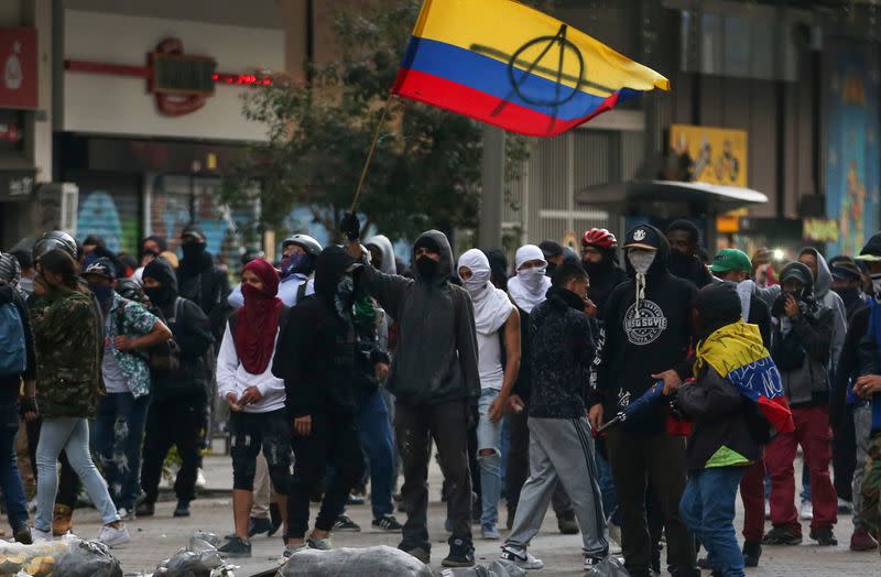 Manifestantes participan en una protesta contra las políticas económicas y sociales del presidente de Colombia, Iván Duque, en Bogotá