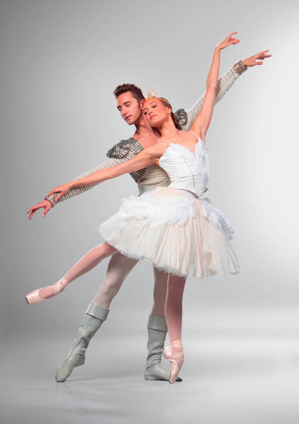 Los Bailarines Principales de MCB, Stanislav Olshanskyi y Yuliia Moskalenko, como Príncipe Sigfrido y Odette, los protagonistas del ballet “Swan Lake” (coreografía de Andrei Ratmansky), que regresará al Arsht Center en abril de 2024.