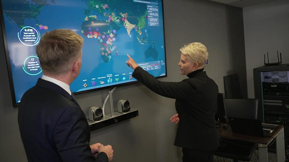 Executive director Cindy McCain shows correspondent Seth Doane a map of countries in desperate need of food.  / Credit: CBS News