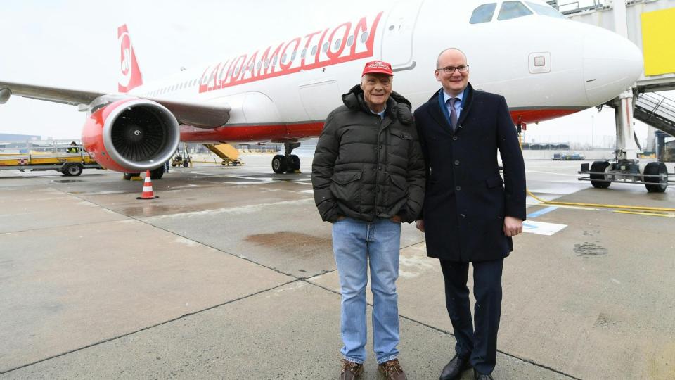 Laudamotion-Besitzer Niki Lauda (r) und Julian Jäger, Vorstand Flughafen Wien AG, nach einem Testflug nach Düsseldorf. Foto: Helmut Fohringer/APA