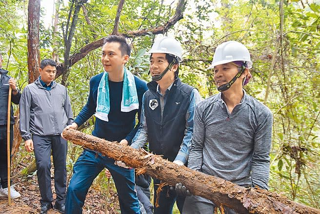 副總統賴清德（右二）在千里步道協會資深步道師引導下，參與步道修復過程。（莊旻靜攝）