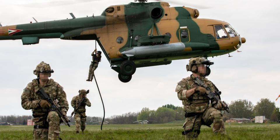 US Army Green Berets fast rope Mi-17 helicopter