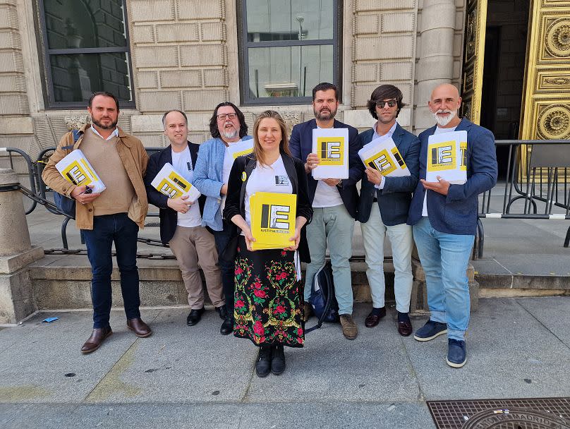 Lusi María pardo junto a miembrso de su candidatura Iustitia Europa