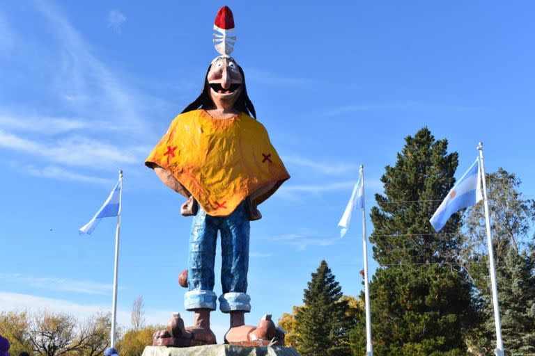 El monumeto en el acceso a Comandante Luis Piedra Buena