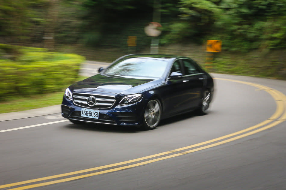 這個動力表現「剛剛好」！Mercedes Benz E250 AMG Line 動感智多星試駕！