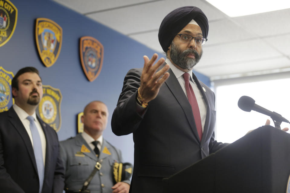 El fiscal general de Nueva Jersey, Gurbir Grewal, habla en una conferencia de prensa en Jersey City, Nueva Jersey, el jueves 12 de diciembre de 2019. (AP Foto/Seth Wenig)