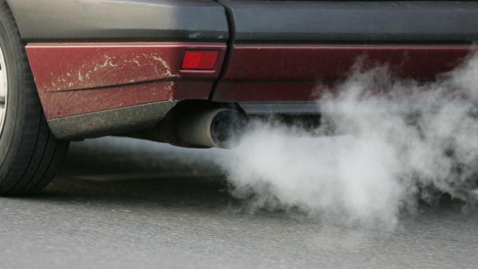 Tubo de escape de un auto