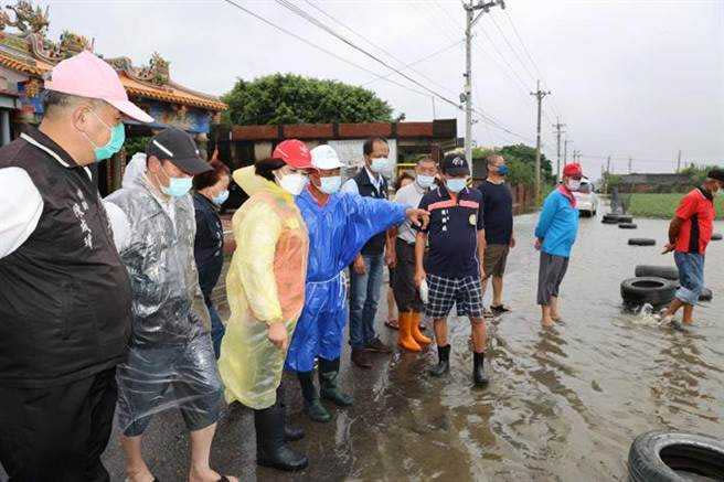 雲林縣沿海鄉鎮積水未退，雲林縣長張麗善（左四）視查水林鄉積水情況。（圖／雲林縣政府提供）