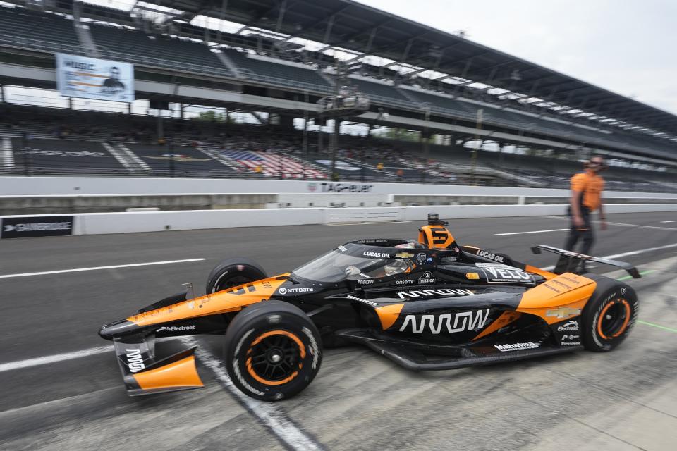 El mexicano Pato O'Ward, de McLaren Arrows, sale de la zona de pits durante la sesión de práctica de las 500 millas de Indianápolis en el Indianapolis Motor Speedway, el jueves 16 de mayo de 2024, en Indianápolis. (AP Foto/Darron Cummings)