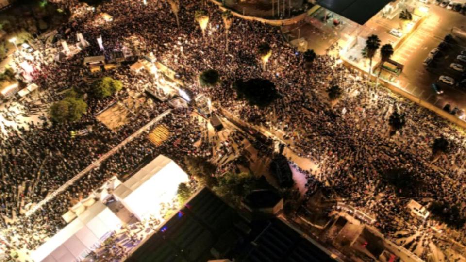 大批以國民眾16日深夜聚集在特拉維夫（Tel Aviv）「人質廣場」（Hostage Square）要求盡快救人質。（圖／翻攝自《CNN》）