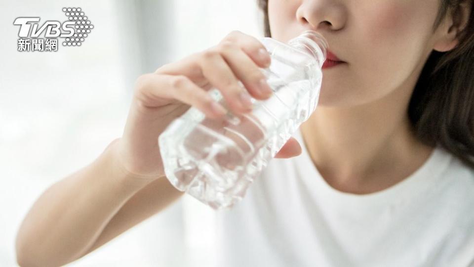 冬季應多喝水，多吃水果和蔬菜。（示意圖／shutterstock達志影像） 