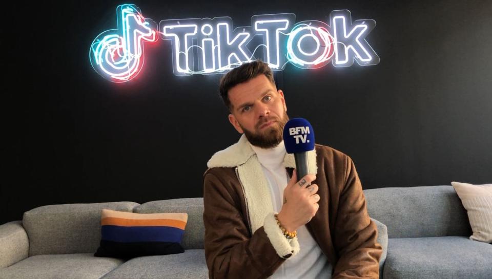 Le chanteur Keen'V, dans les locaux de TikTok le 24 novembre 2021. - BFMTV