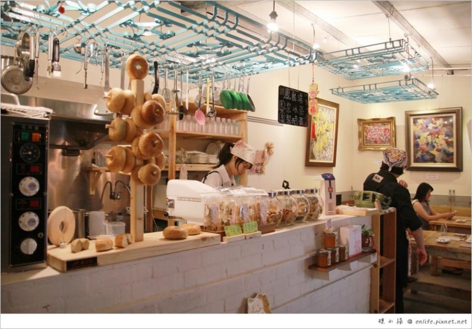 【台南國華街美食】國華街美食：炸雞洋行、拾参馬卡龍、 波哥鮮奶茶、西市場凰商號！吃不完的台南美食、人潮把國華街炸了！