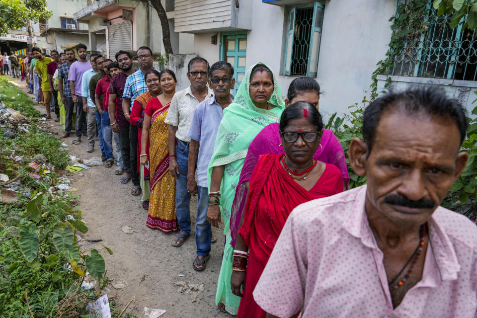 People queue up to vote outside a polling booth during the fifth round of multi-phase national election in Howrah, India, Monday, May 20, 2024. (AP Photo/Bikas Das)