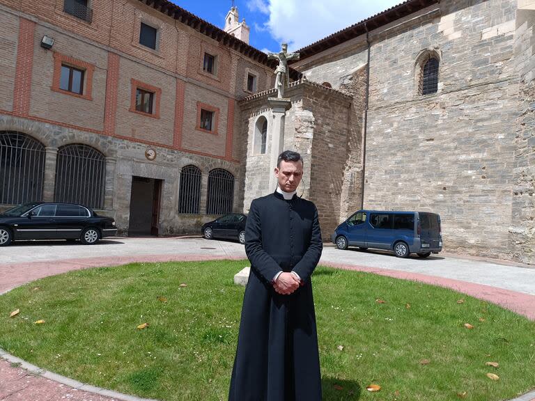 El vocero de las monjas Clarisas de Belorado, José Ceacero, comparece ante los medios de comunicación, en el Convento de Belorado, a 15 de mayo de 2024, en Belorado, Burgos, Castilla y León (España). (Europa Press)