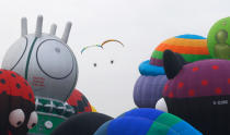 <p>In der philippinischen Provinz Pampanga startet das 22. internationale Heißluftballon-Festival. An dem viertägigen Event nehmen 26 Ballons aus aller Welt teil.<br> (Bild: AP Photo) </p>