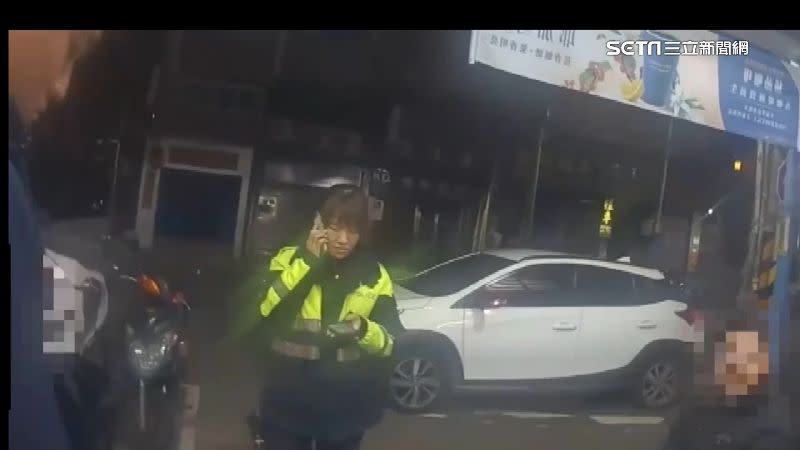 警方到場逮到開車撞人的2名男子，在超商找到被害騎士。