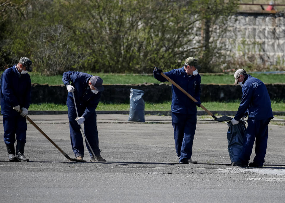 <p>Workers sweep radioactive dust at a nuclear power plant in Chernobyl, Ukraine, April 20, 2018. (Photo: Gleb Garanich/Reuters) </p>