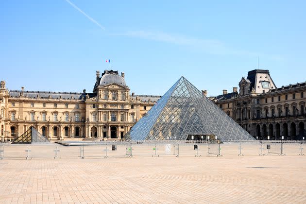 La pyramide du musée du Louvre pendant le premier confinement, le 8 avril 2020, à Paris, en France.  (Photo: legna69 via Getty Images)