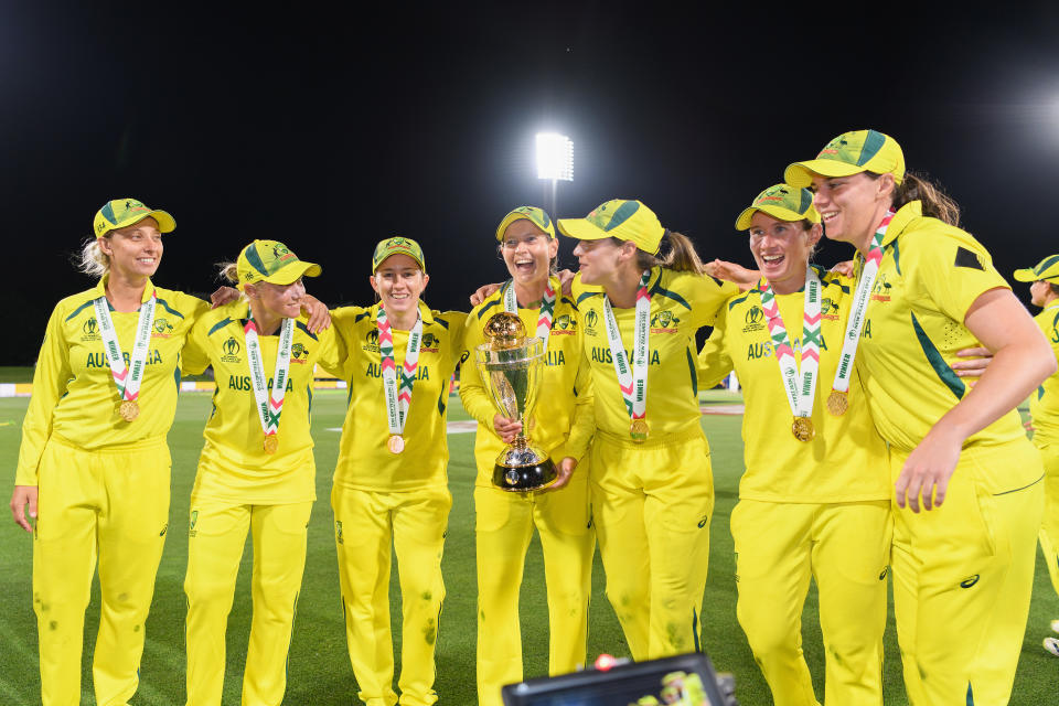 L'équipe féminine australienne de cricket célèbre avec le trophée après avoir remporté la finale de la Coupe du monde de cricket féminin ICC 2022.