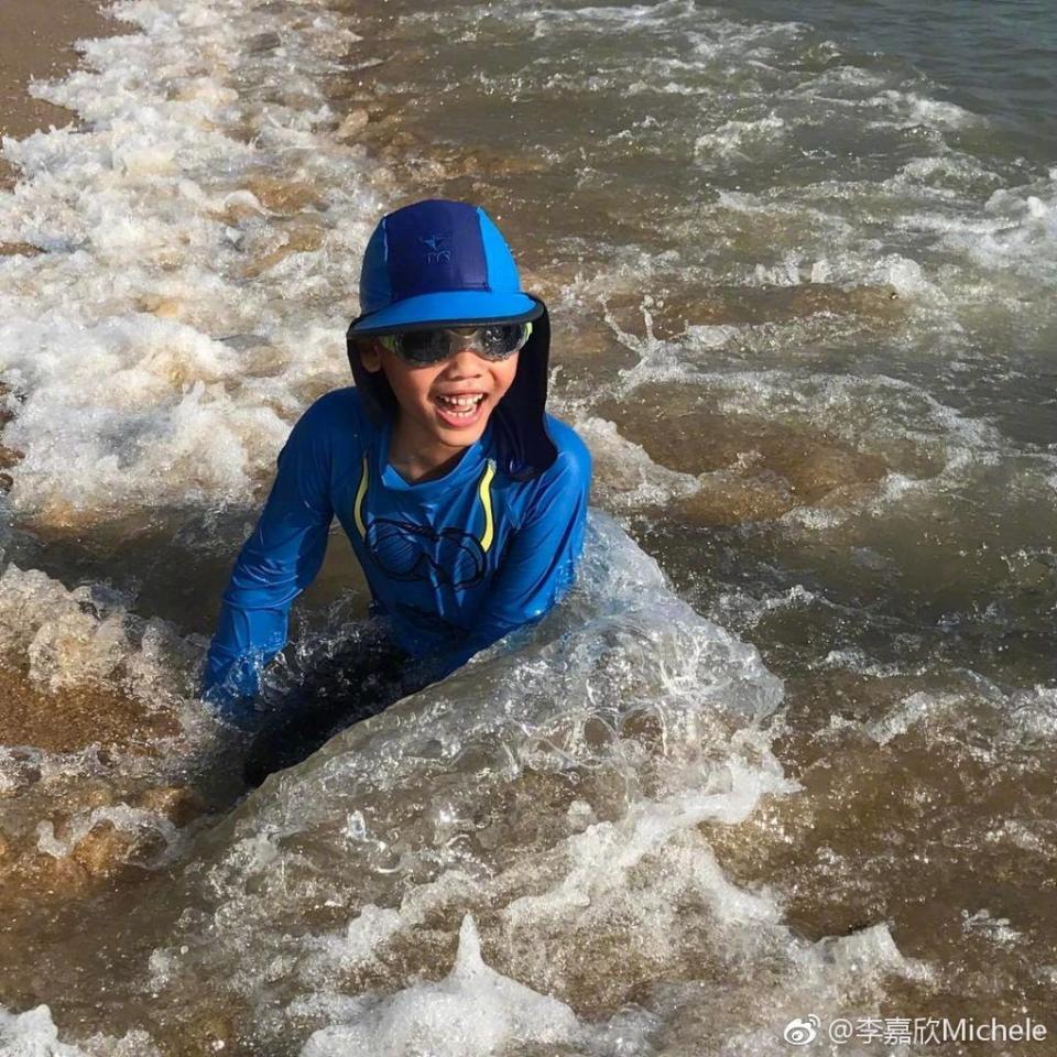 Jayden經常跟父母出埠遊山玩水，自小就被安排學游水，就連滑水、沖浪佢都好鍾意。