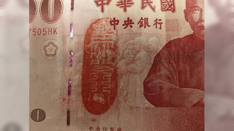 網友收到顧客付的鈔票，上面印有血紅色的符咒圖案。（圖／翻攝自爆怨公社）