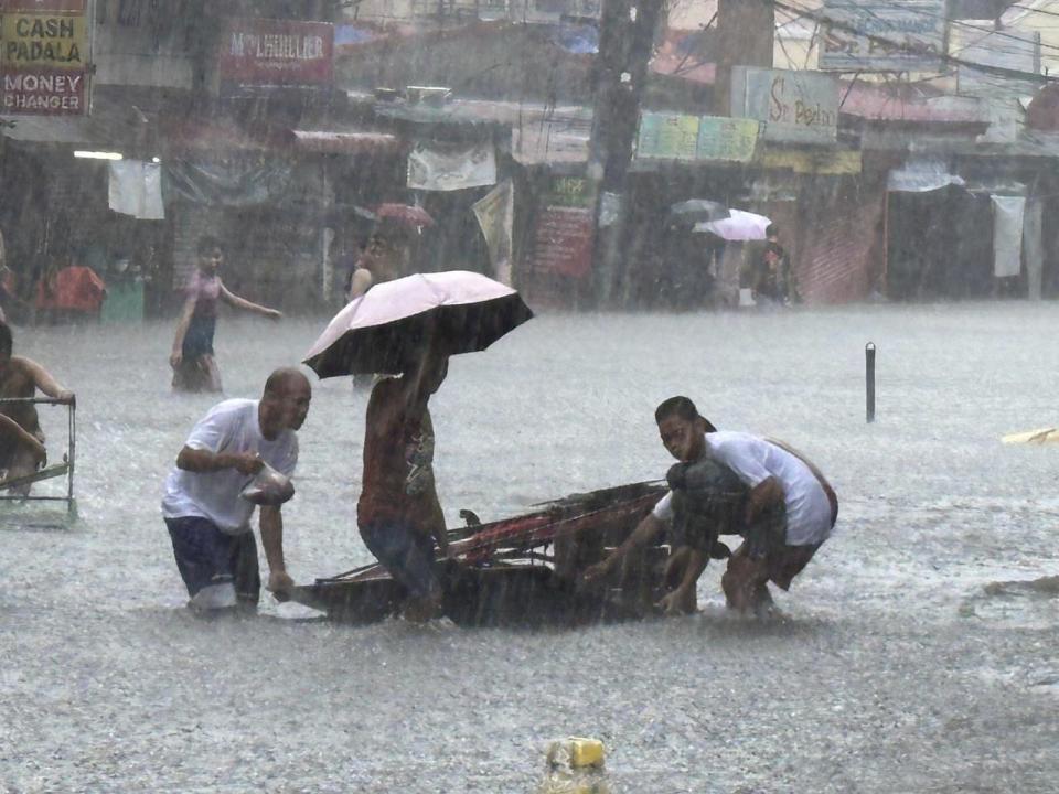 CORRECTS PHOTOGRAPHER'S LAST NAME TO CALUPITAN - Streets flood from monsoon rains worsened by offshore typhoon Gaemi on Wednesday, July 24, 2024, in Manila, Philippines. (AP Photo/Joeal Calupitan)