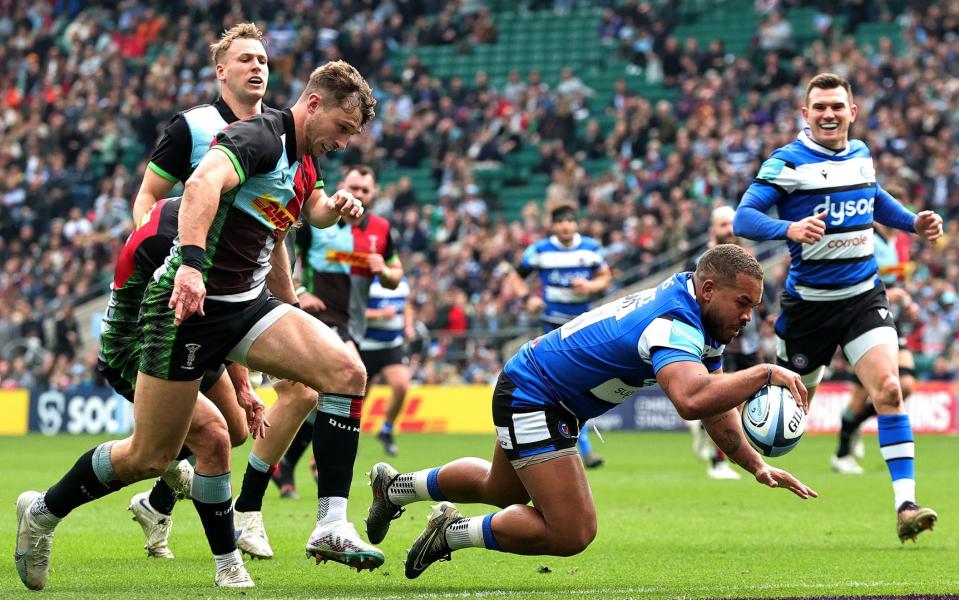 llie Lawrence of Bath dives in to score their third try during the Gallagher Premiership Rugby match between Harlequins and Bath - David Rogers/Getty Images