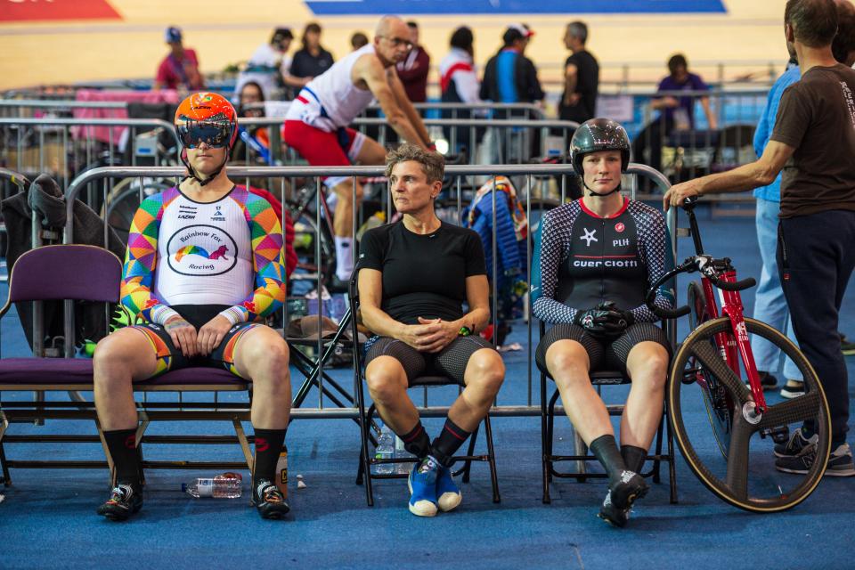 Rachel McKinnon (I), Amber Walsh (D) antes de la carrera. (OLI SCARFF/AFP via Getty Images)