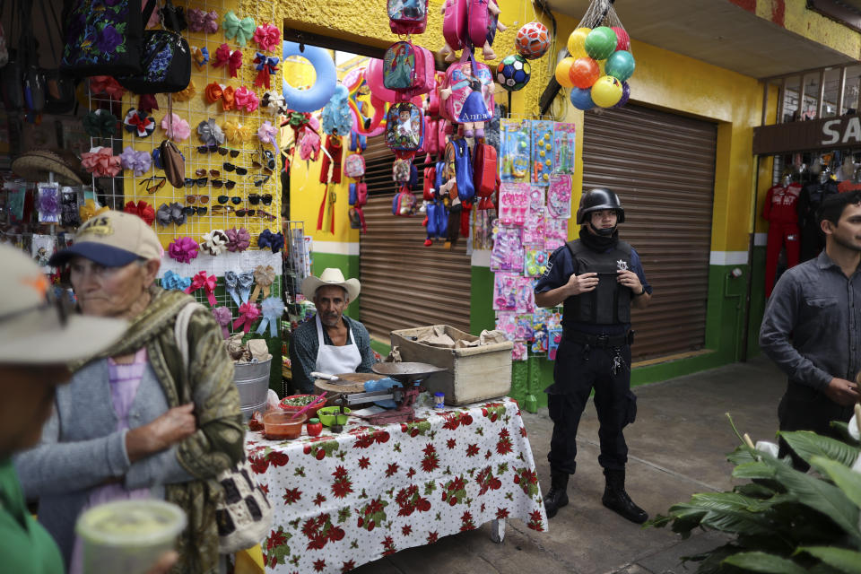 Un policía monta guardia durante un festival callejero en Apaseo El Alto, estado mexicano de Guanajuato, el 10 de febrero del 2020. (AP Photo/Rebecca Blackwell)