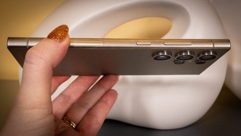The Galaxy S24 Ultra is about a tenth of an inch thinner than its predecessor. But the titanium adds a tiny bit of heft. - Photo: Florence Ion / Gizmodo