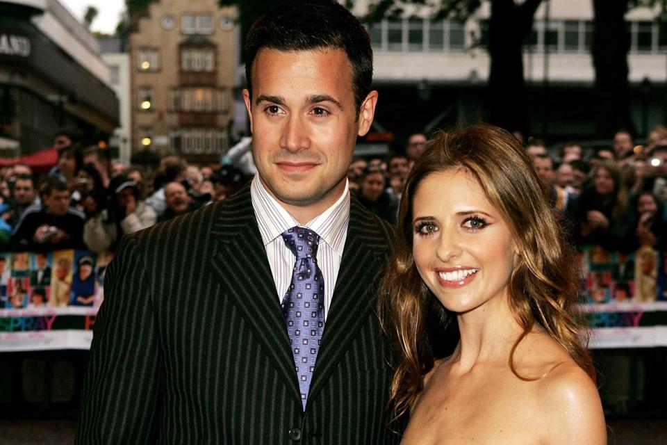 Alles andere als eine fürchterliche Geschichte: Freddie Prinze jr. und Sarah Michelle Gellar lernten sich am Set von "Ich weiß, was du letzten Sommer getan hast" (1997) kennen und lieben. Seit 2002 sind die beiden verheiratet, das Paar hat zwei Kinder: Tochter Charlotte Grace und Sohn Rocky James. (Bild: Claire Greenway / Getty Images)