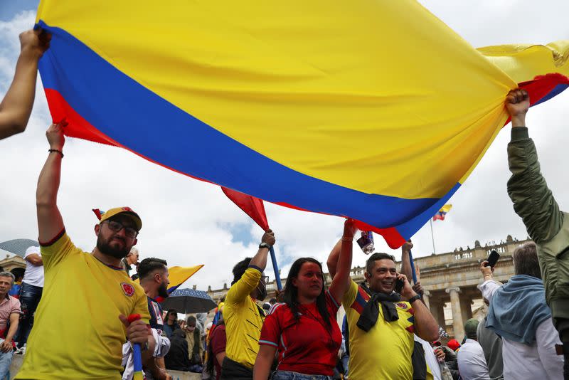 Manifestantes protestan contra las reformas laboral, de salud, y de pensiones que impulsa el presidente colombiano Gustavo Petro, en Bogotá